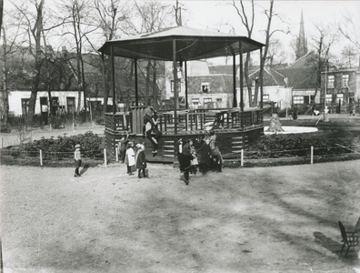 875433 Afbeelding van enkele kinderen bij de muziektent in het Oranjepark in Wijk C te Utrecht. Met op de achtergrond ...